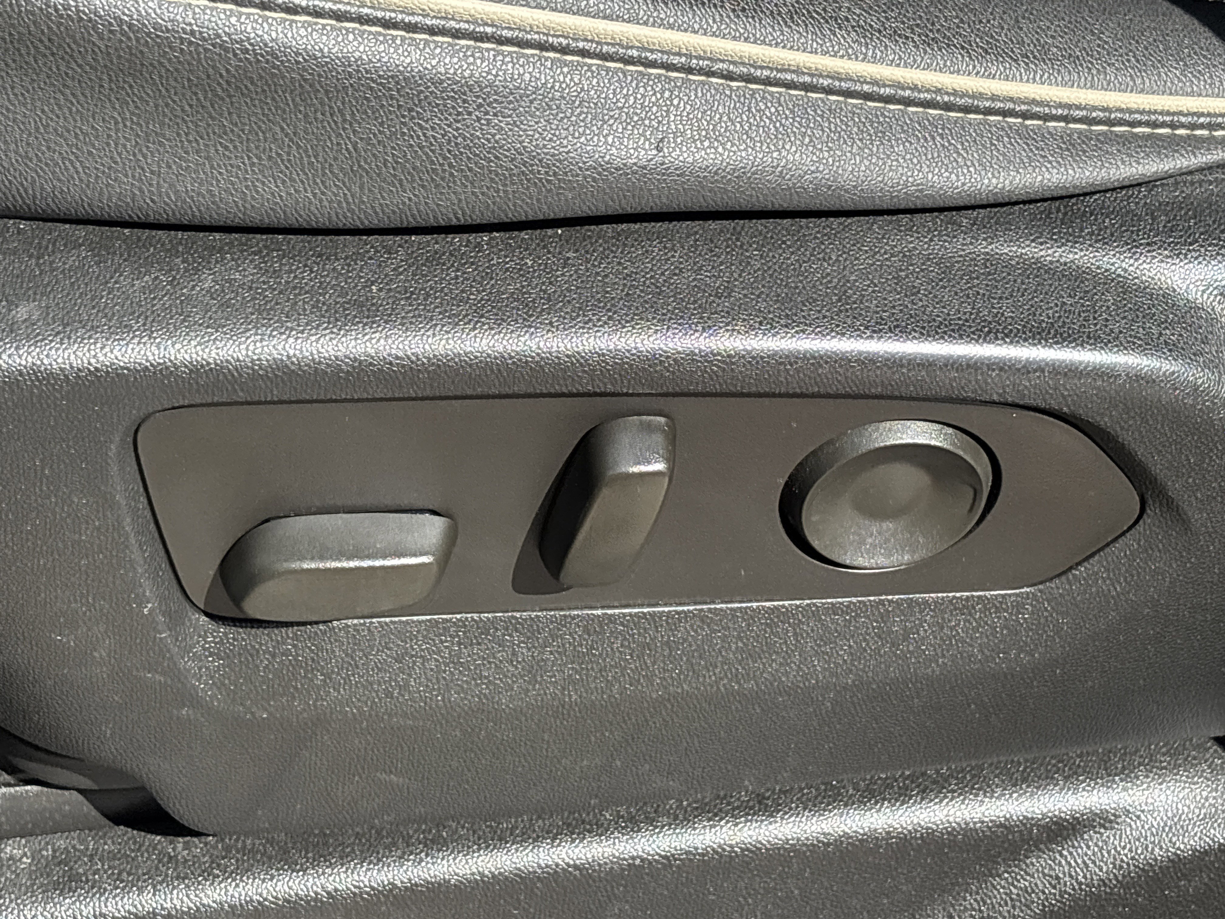 Used 2023 Sterling Metallic GMC SLT 4WD image 24