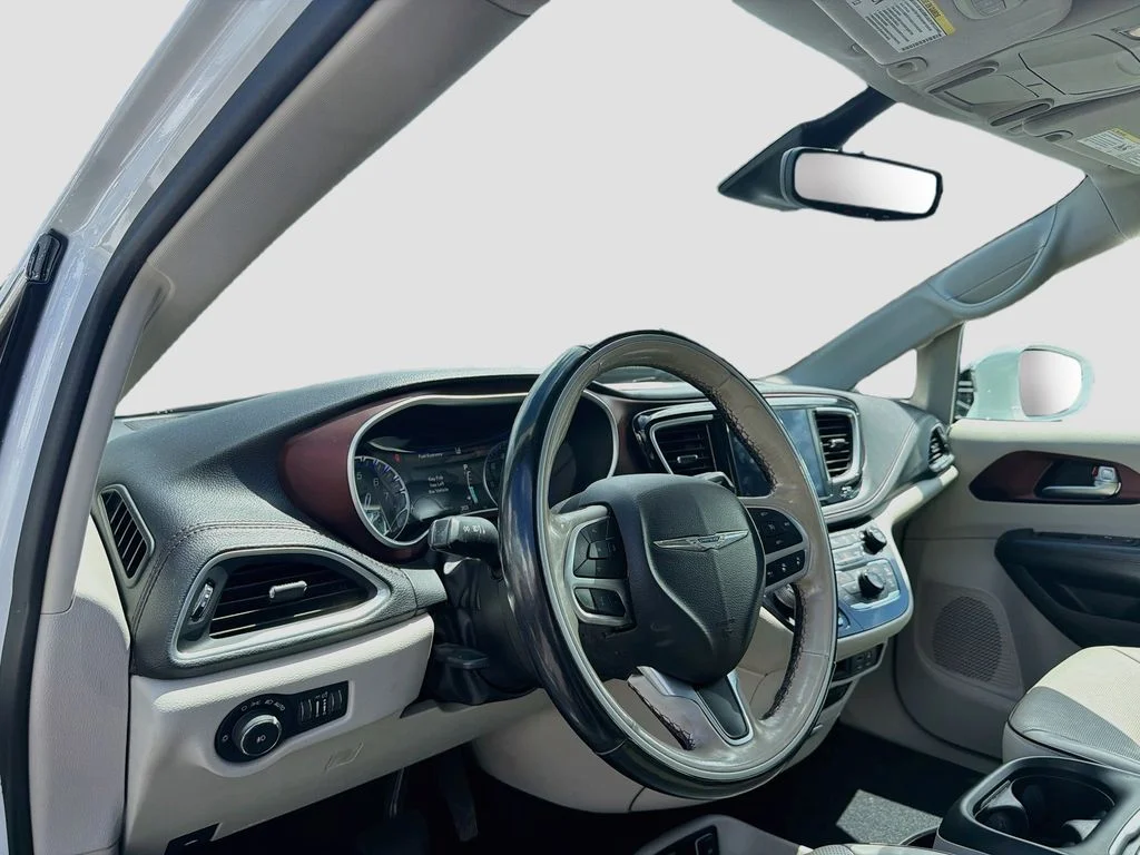 Used 2018 White Chrysler Limited image 9