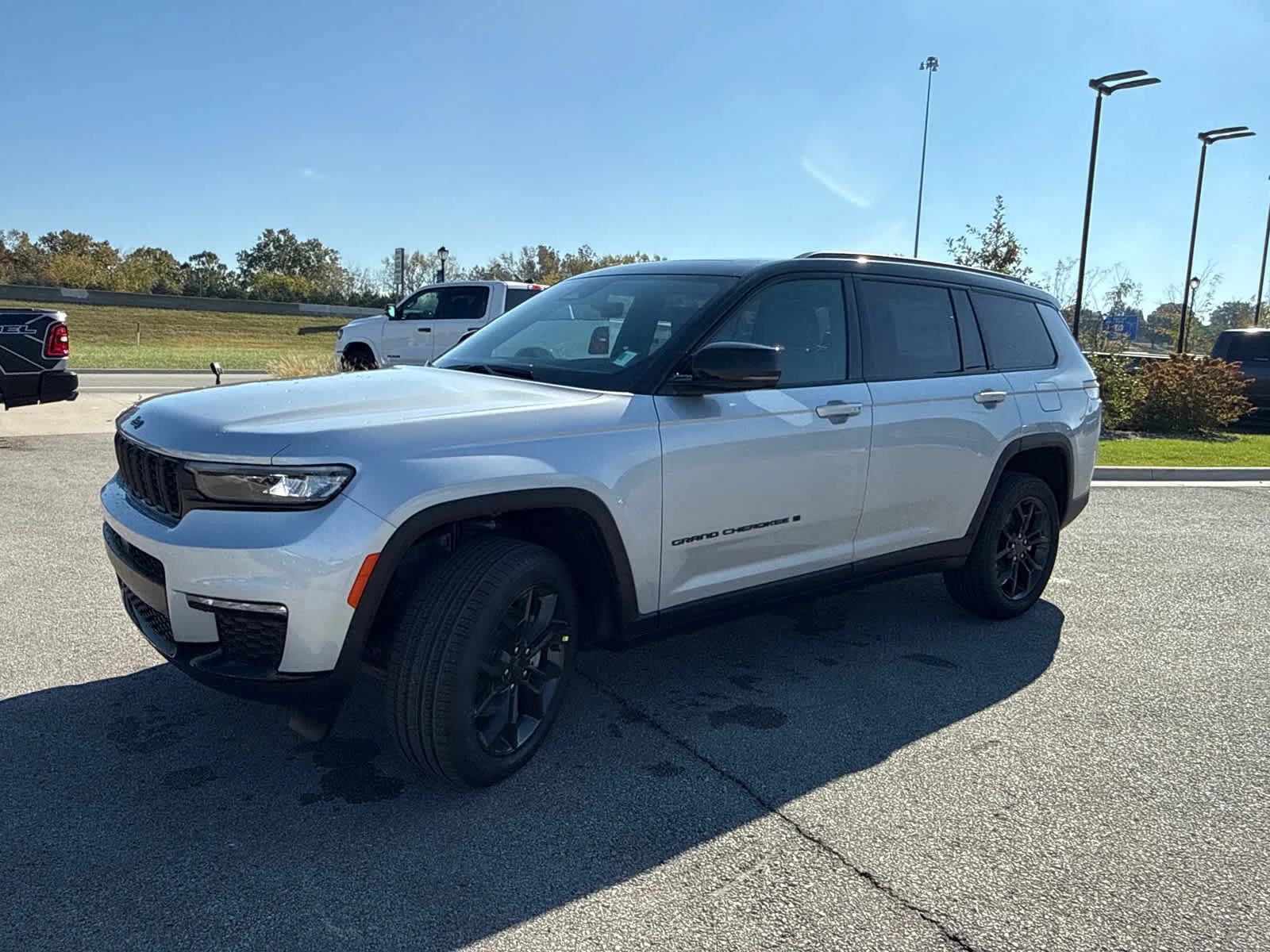 New 2025 Silver Zynith Exterior Paint Jeep Limited image 14