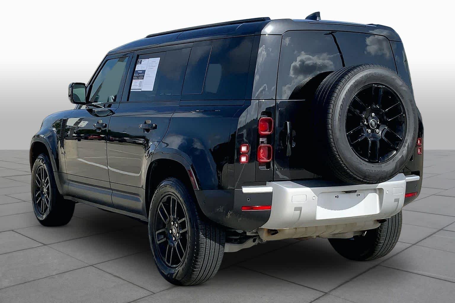 Used 2025 Santorini Black Metallic Land Rover S image 11