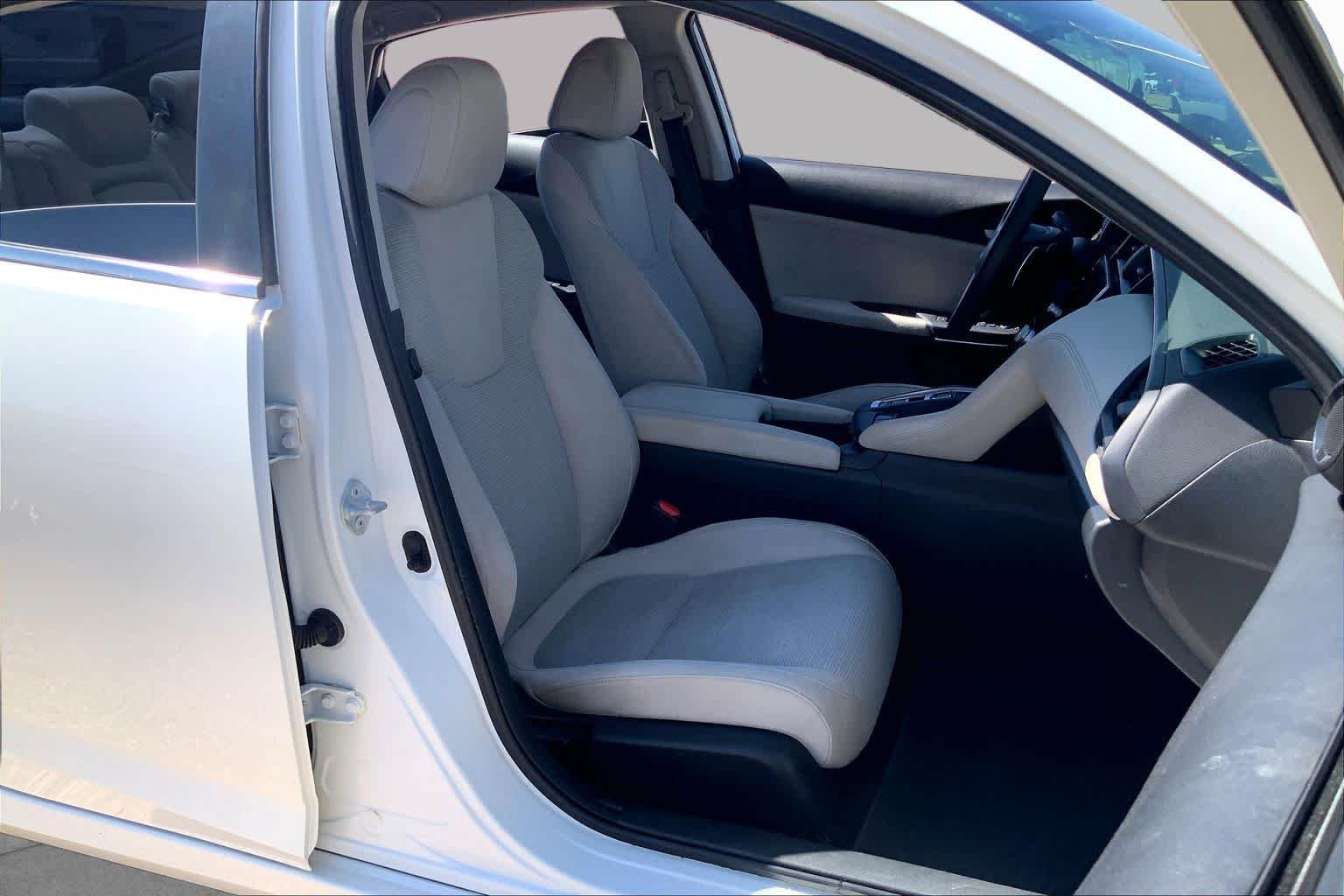 Used 2022 Platinum White Pearl Honda EX image 8