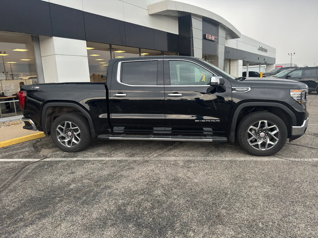Used 2024 Onyx Black GMC SLT image 5