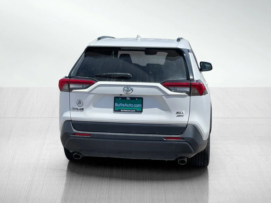 Used 2019 Super White Toyota XLE Premium image 4