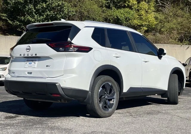Certified Used 2024 Everest White P Nissan SV image 3