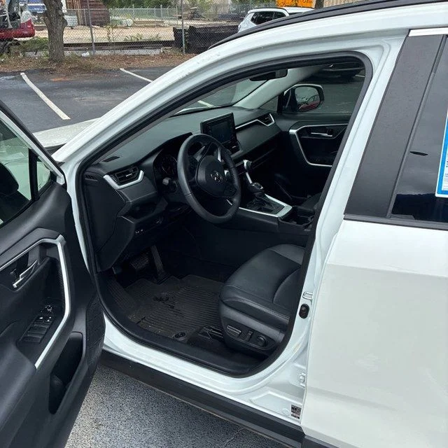 Used 2021 White Toyota XLE Premium image 9