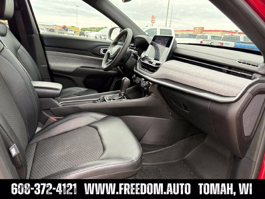 Used 2025 Red Jeep Latitude image 34