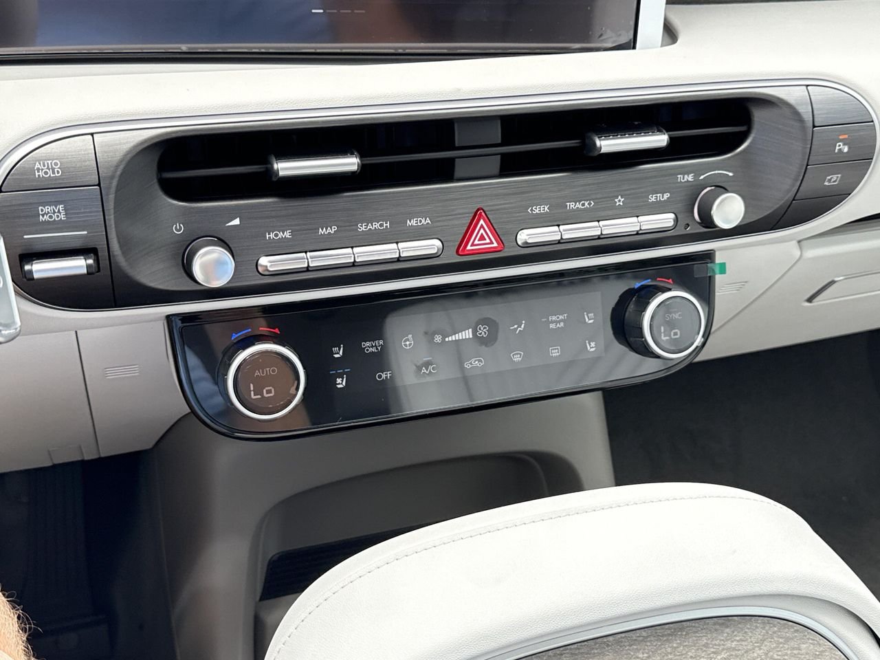 New 2027 Shimmering Silver Hyundai Blue SEL Premium 7P image 31