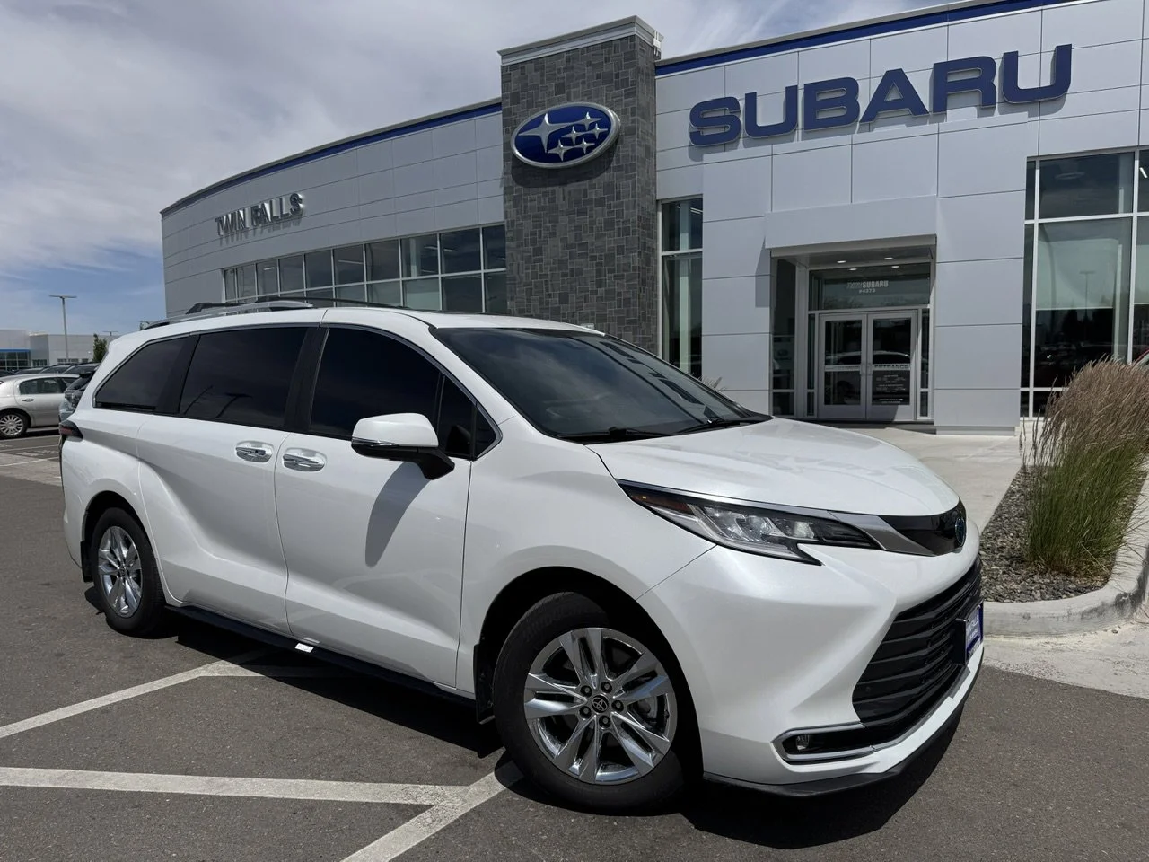 2025 Toyota Sienna Limited 7-Passenger Hybrid AWD's photo