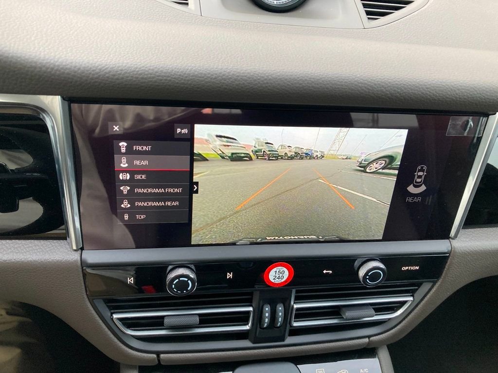 2026 Porsche Macan T - Photo 9