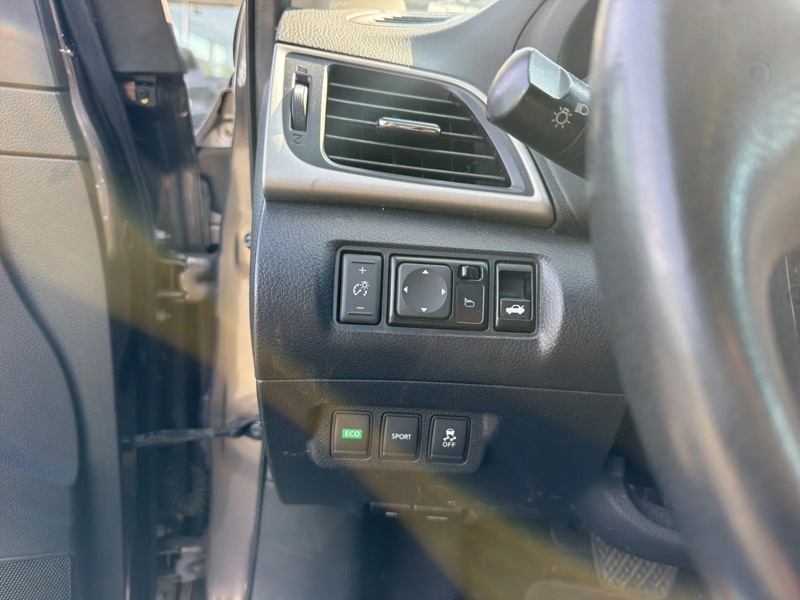 Used 2015 Silver Nissan SV image 21