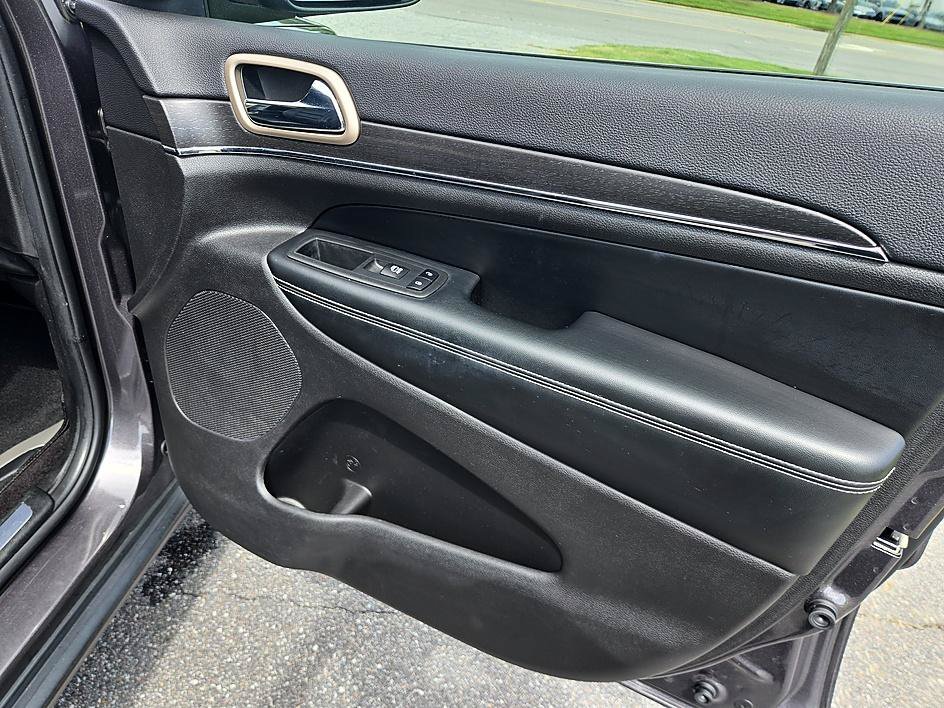Used 2017 Granite Crystal Metallic Clearcoat Jeep Limited image 20