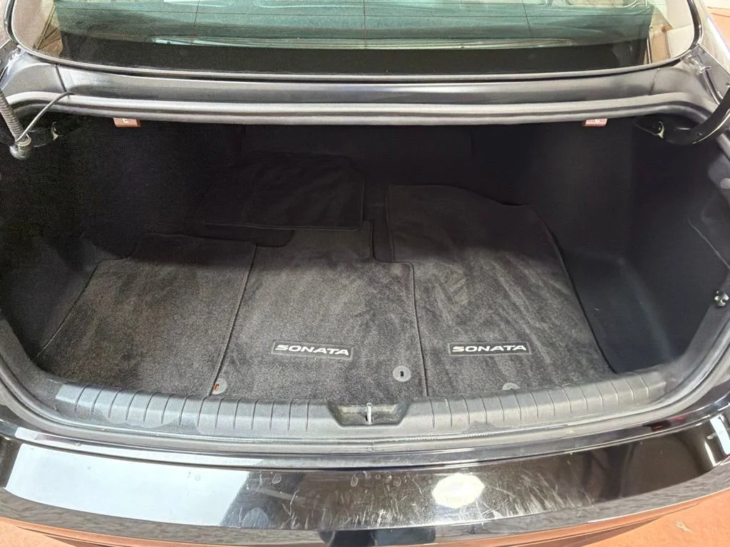 Used 2022 Black Hyundai Limited image 13