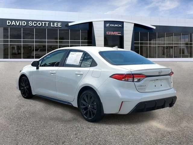 Used 2025 Wind Chill Pearl Toyota SE image 3