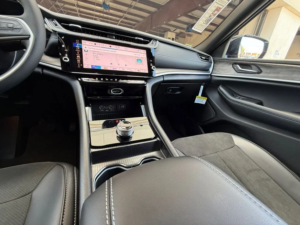 New 2027 White Jeep Laredo Altitude image 15