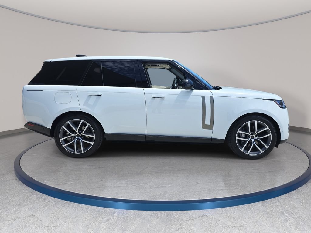New 2026 Fuji White Land Rover SE image 4