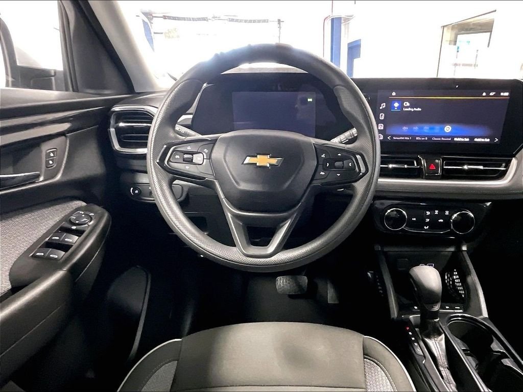 Used 2025 White Chevrolet LT image 17