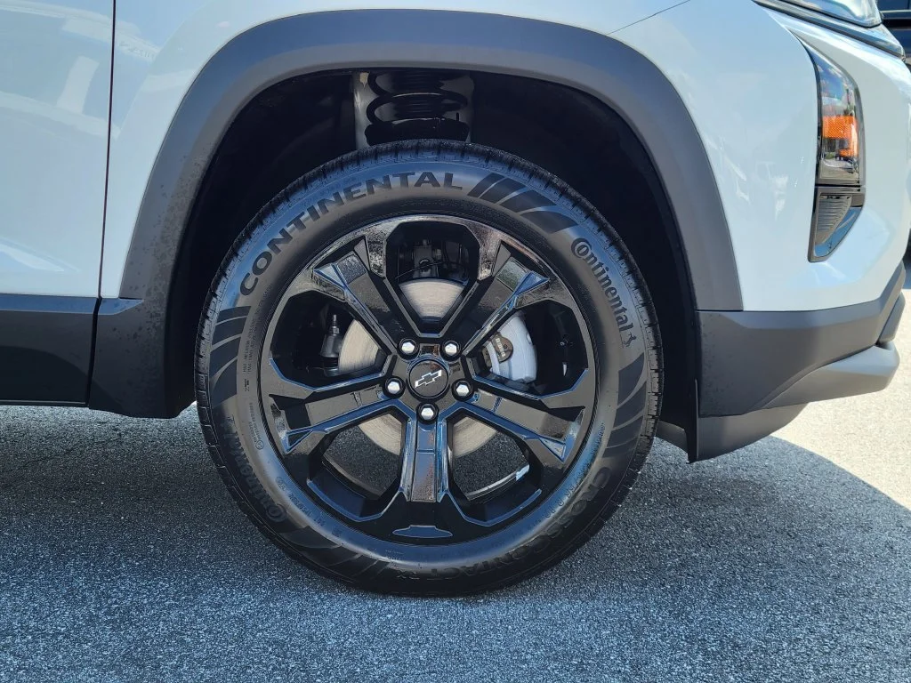 New 2027 Summit White Chevrolet LT image 11