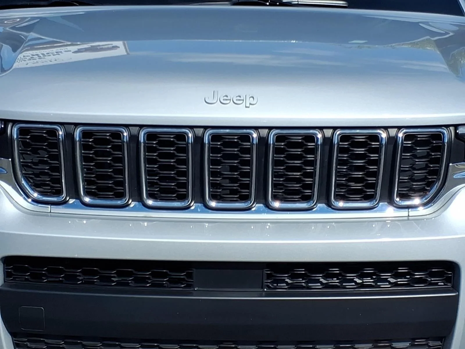 Used 2025 Silver Zynith Jeep Laredo X image 14