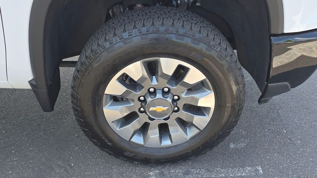 Used 2025 Summit White Chevrolet Custom image 9