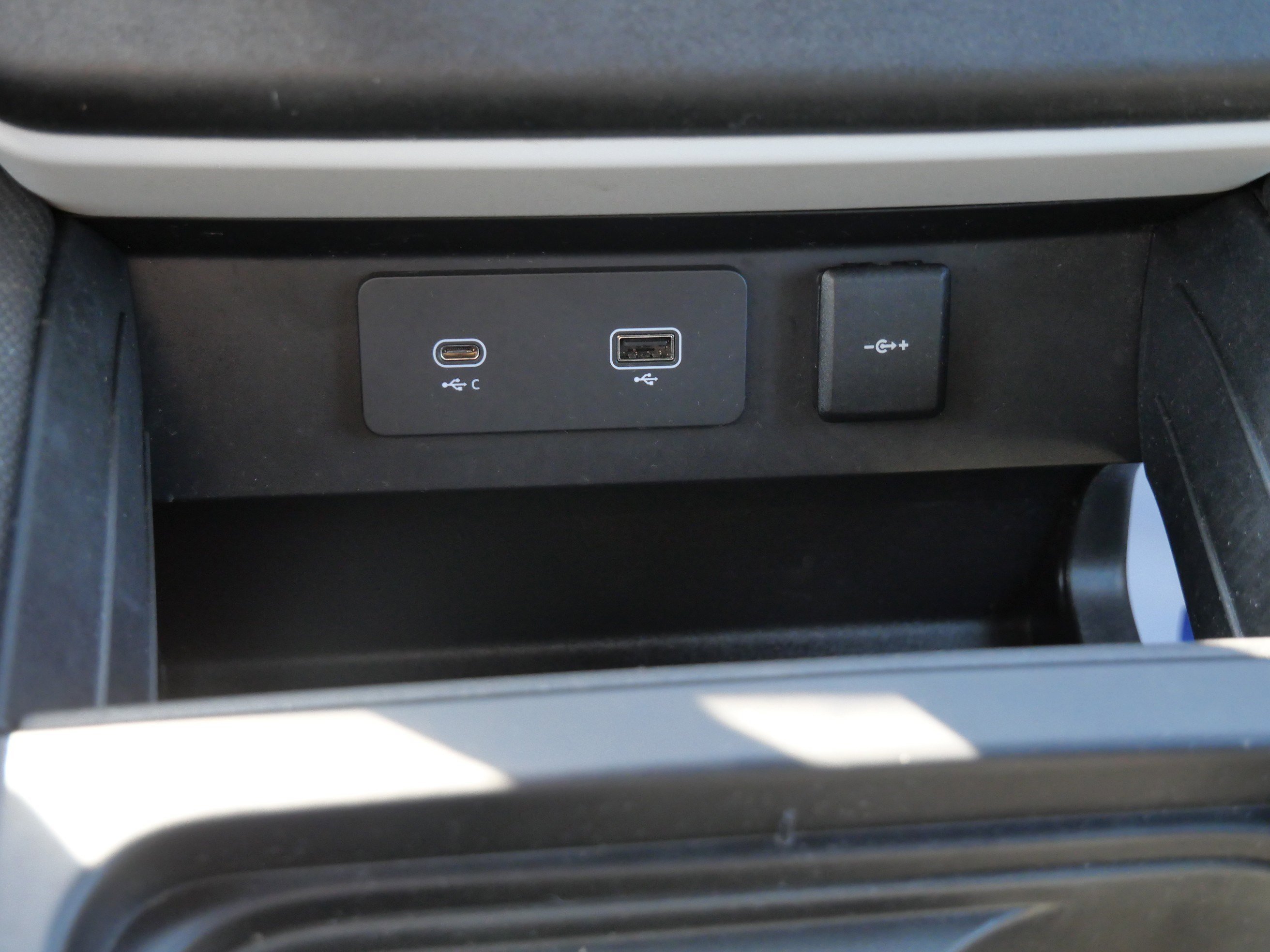 Used 2022 SANTORINI BLACK Land Rover X-Dynamic SE image 20