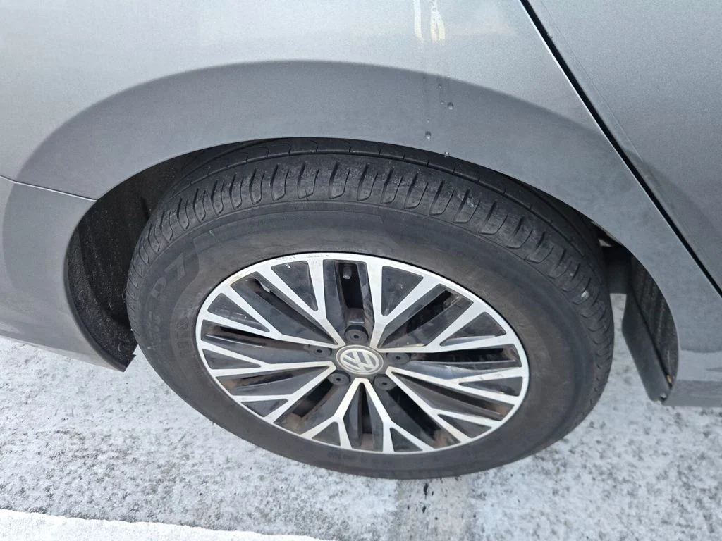 Used 2019  Volkswagen SEL image 9