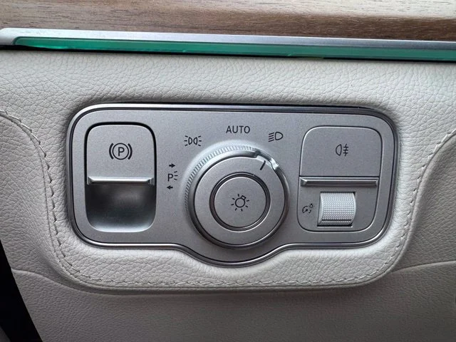 Used 2022 White Mercedes-Benz 4MATIC® image 36