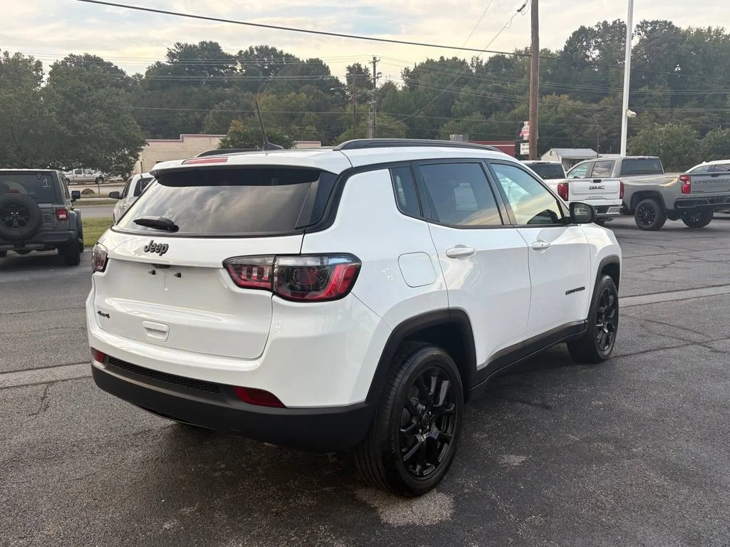 Used 2025 White Jeep Latitude image 8