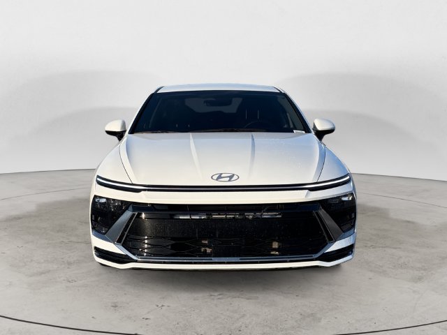 Used 2025 White Hyundai SEL image 2