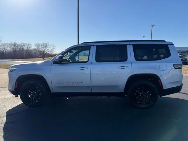 New 2026 Silver-Zynith Exterior Paint Jeep Limited Reserve image 4
