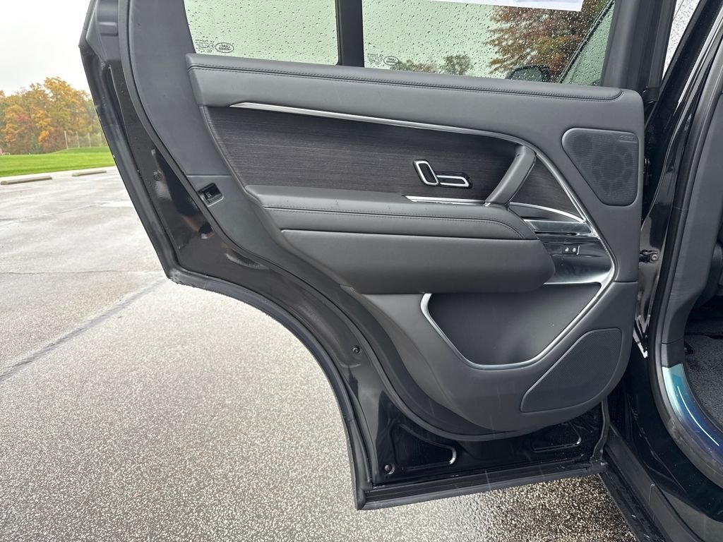 New 2025 Santorini Black Land Rover SE image 13