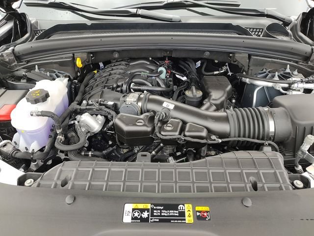 New 2026 Diamond Black Crystal Pearlcoat Jeep Laredo image 35