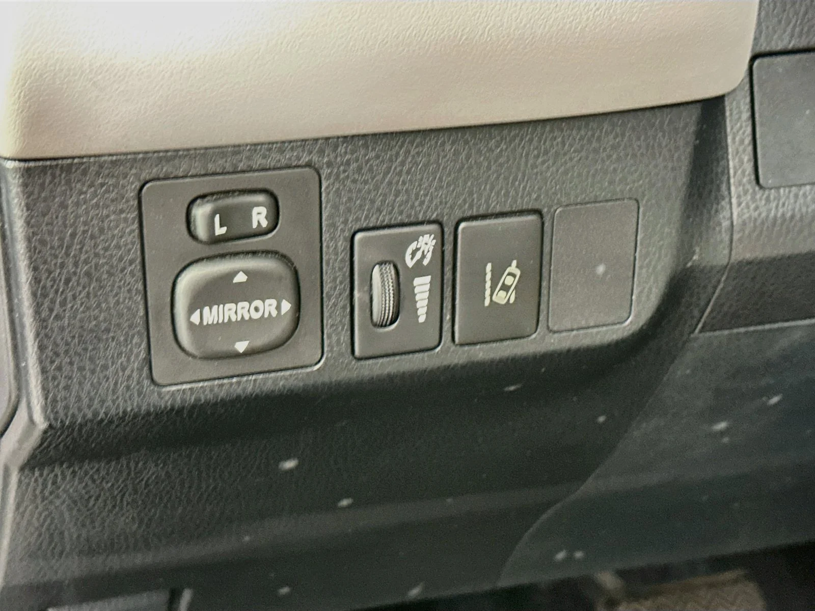 Used 2017 Silver Toyota XLE image 10