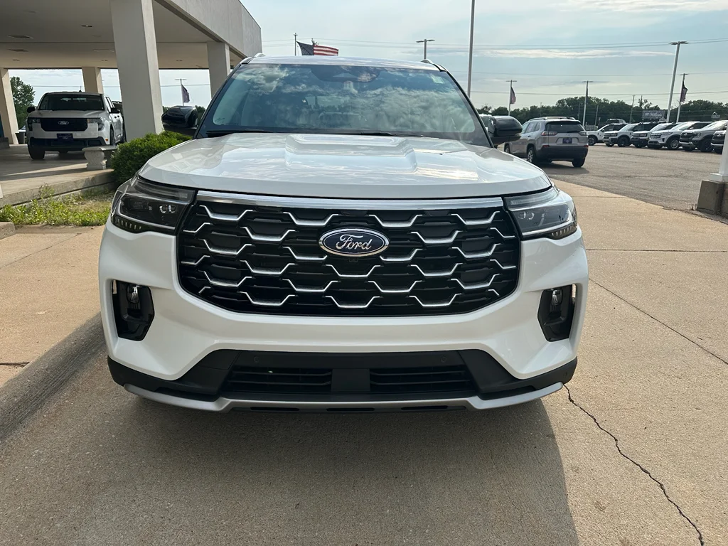 New 2026 Star White Met Tri-Coat Ford Platinum image 13