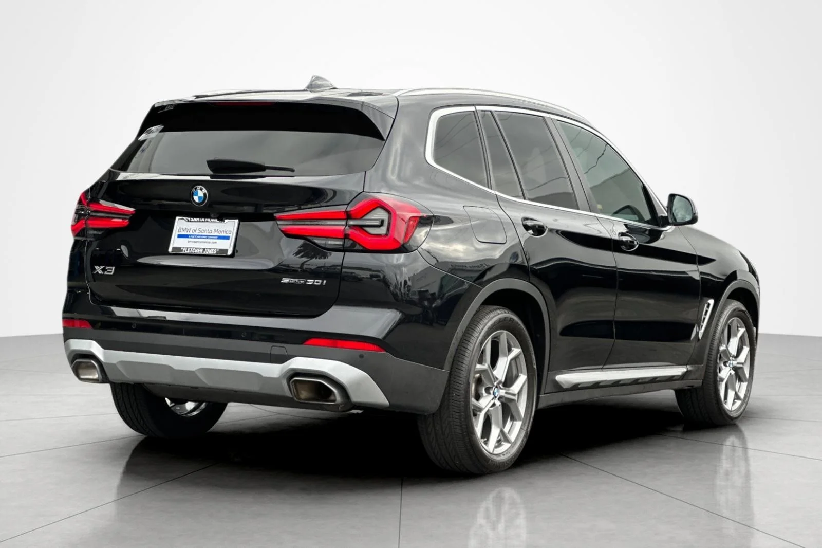 Used 2023 Black Sapphire Metallic BMW sDrive30i image 5