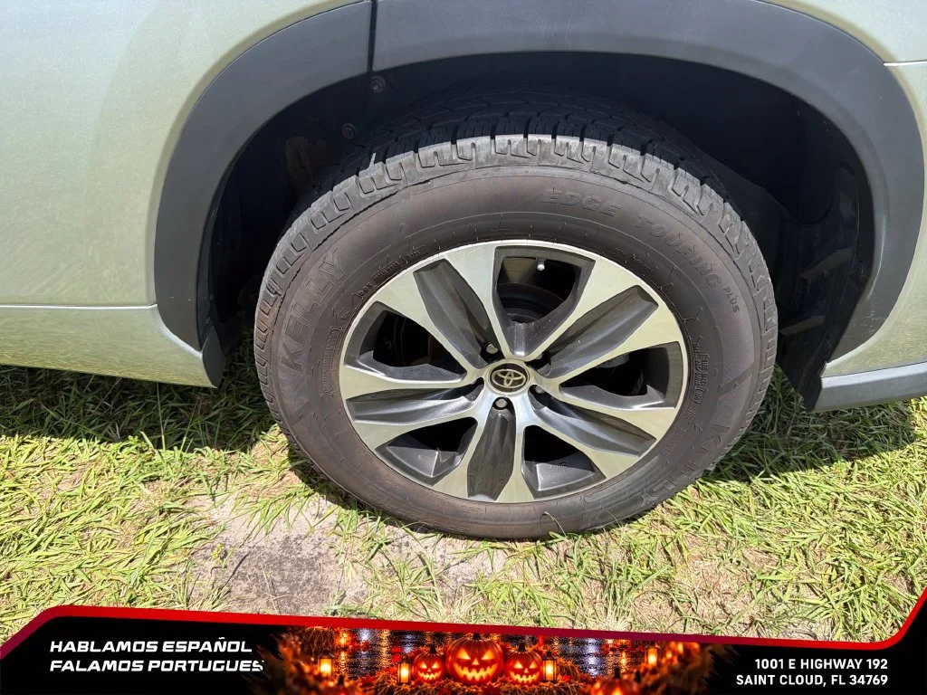 Used 2022 Silver Toyota XLE image 11