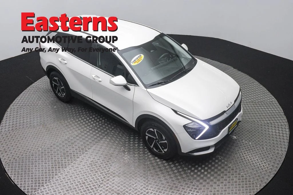 Used 2023 White Kia LX image 3