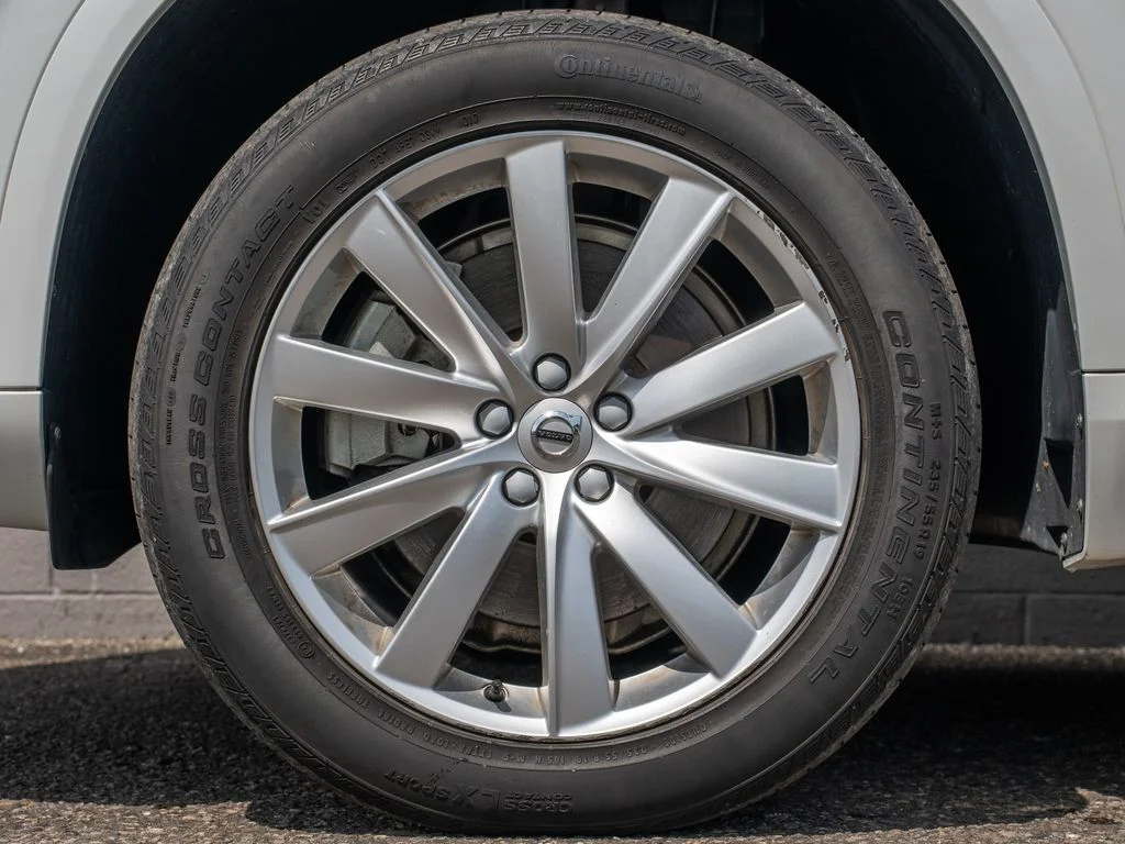 Used 2018 White Volvo T6 Momentum image 12