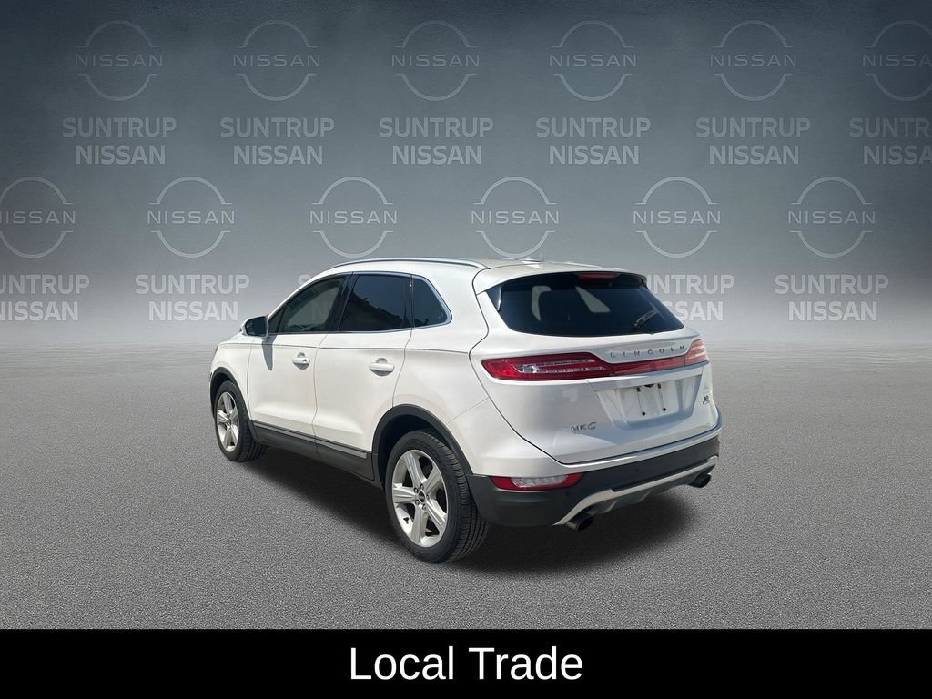 Used 2016 White Lincoln Premiere image 3