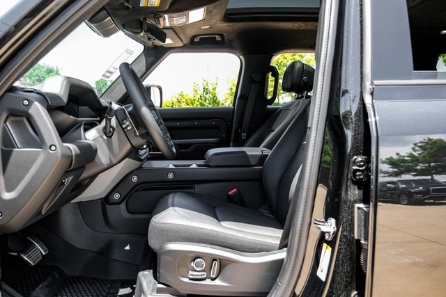 New 2026 Santorini Black Metallic Land Rover V8 image 3