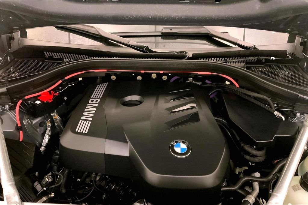 Used 2025 Skyscraper Grey Metallic BMW  image 9
