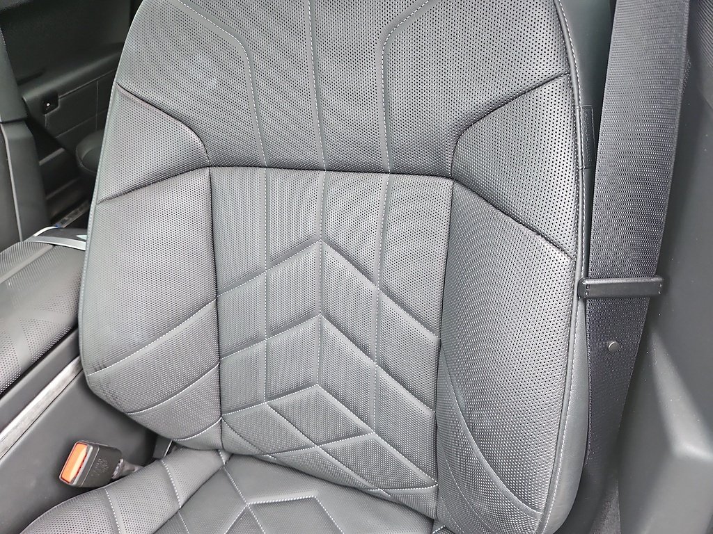 Used 2025  BMW 740i image 15