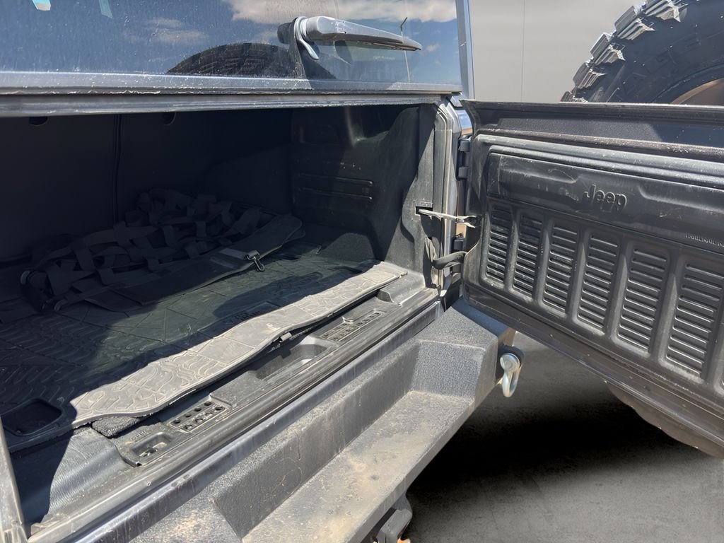 Used 2020 Granite Crystal Metallic Clearcoat Jeep Sahara image 9
