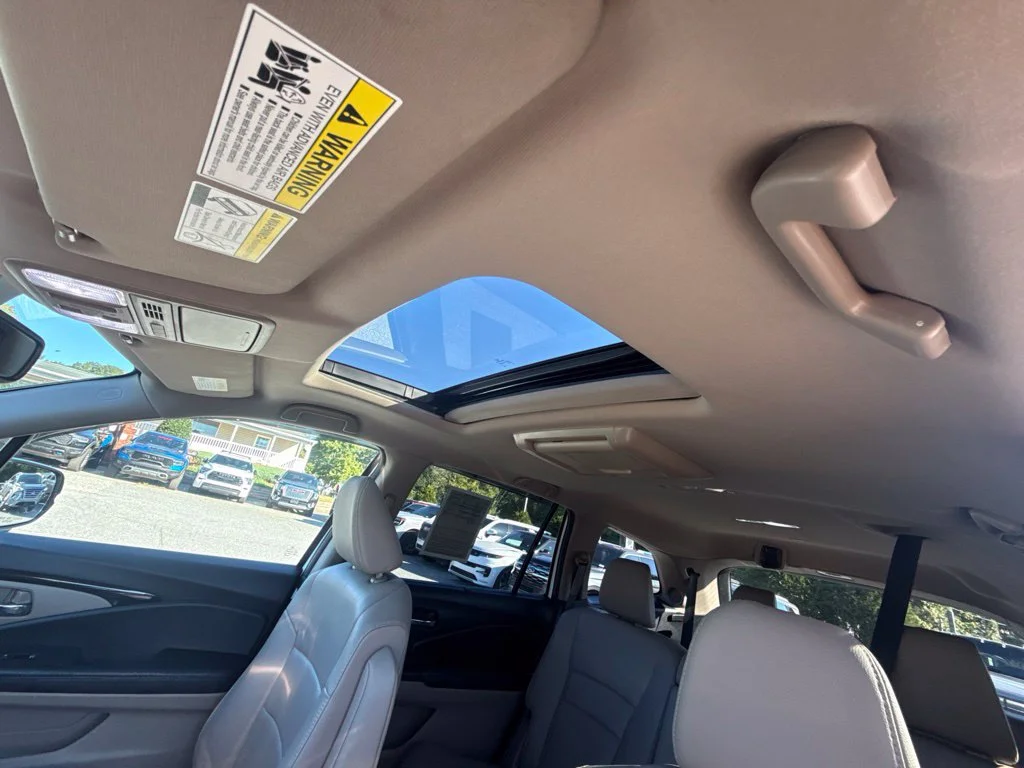 Used 2017  Honda Touring image 10