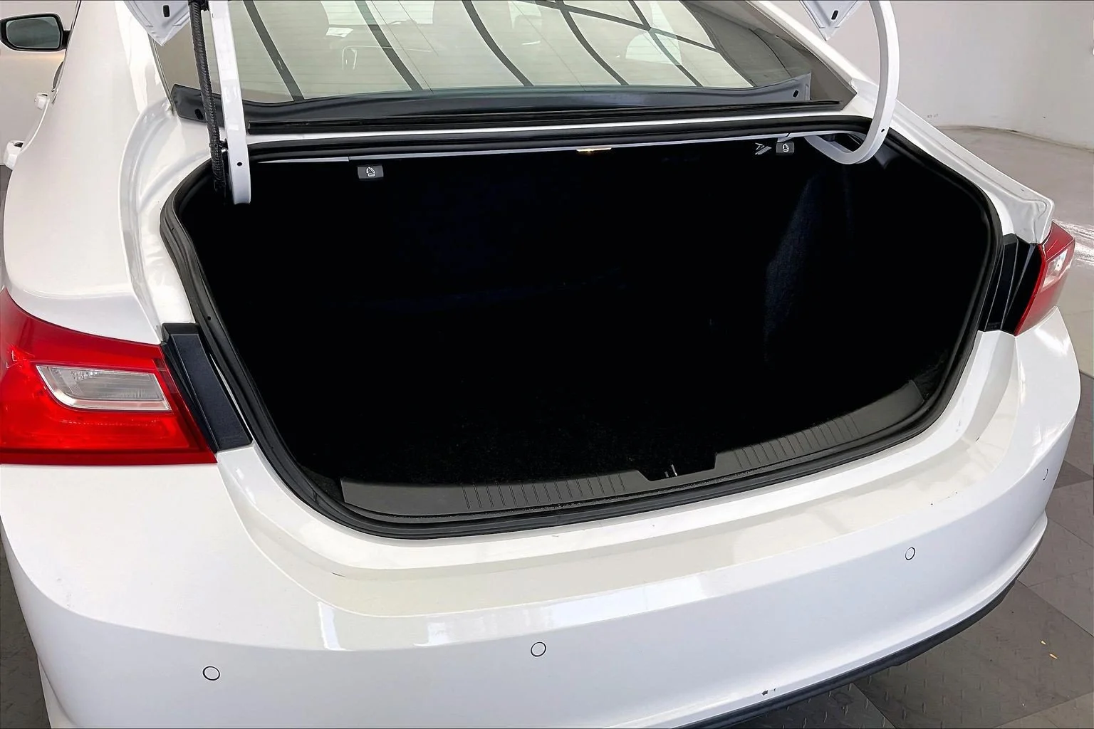 Used 2025 Summit White Chevrolet LT image 28
