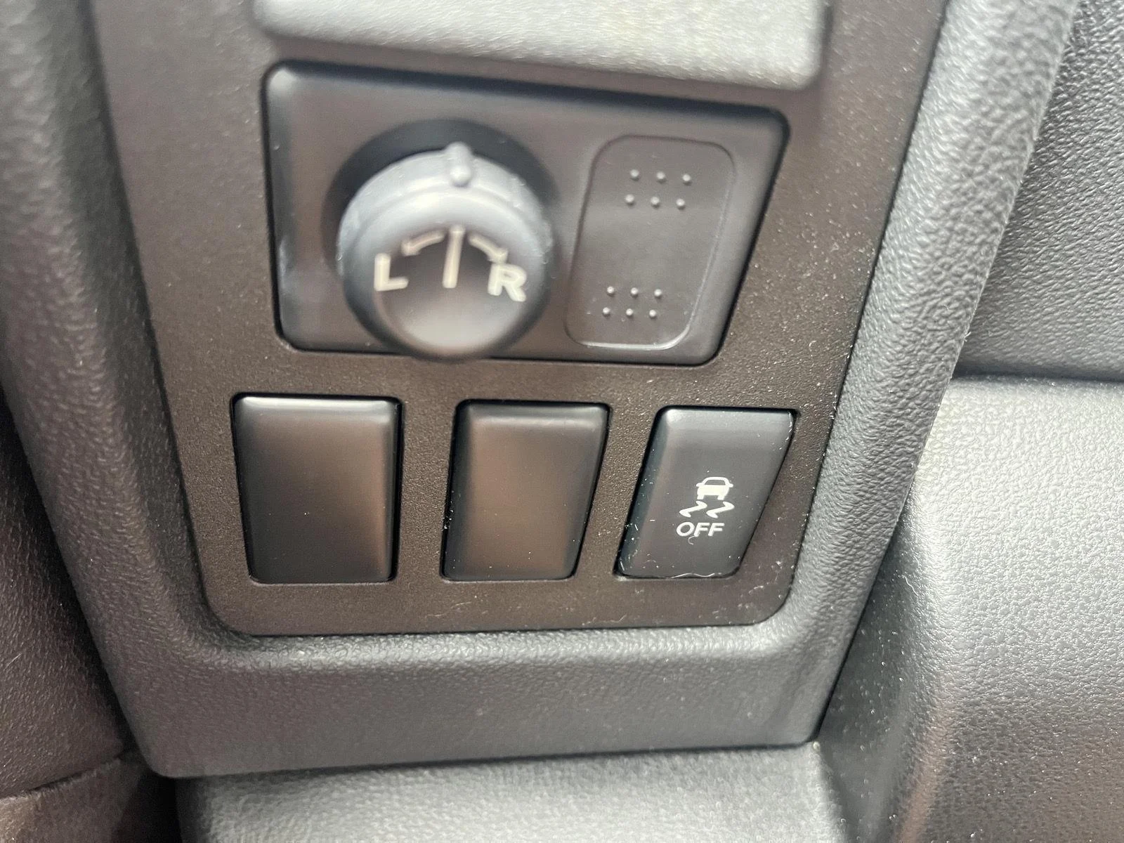 Used 2012 Brilliant Silver Nissan S image 21