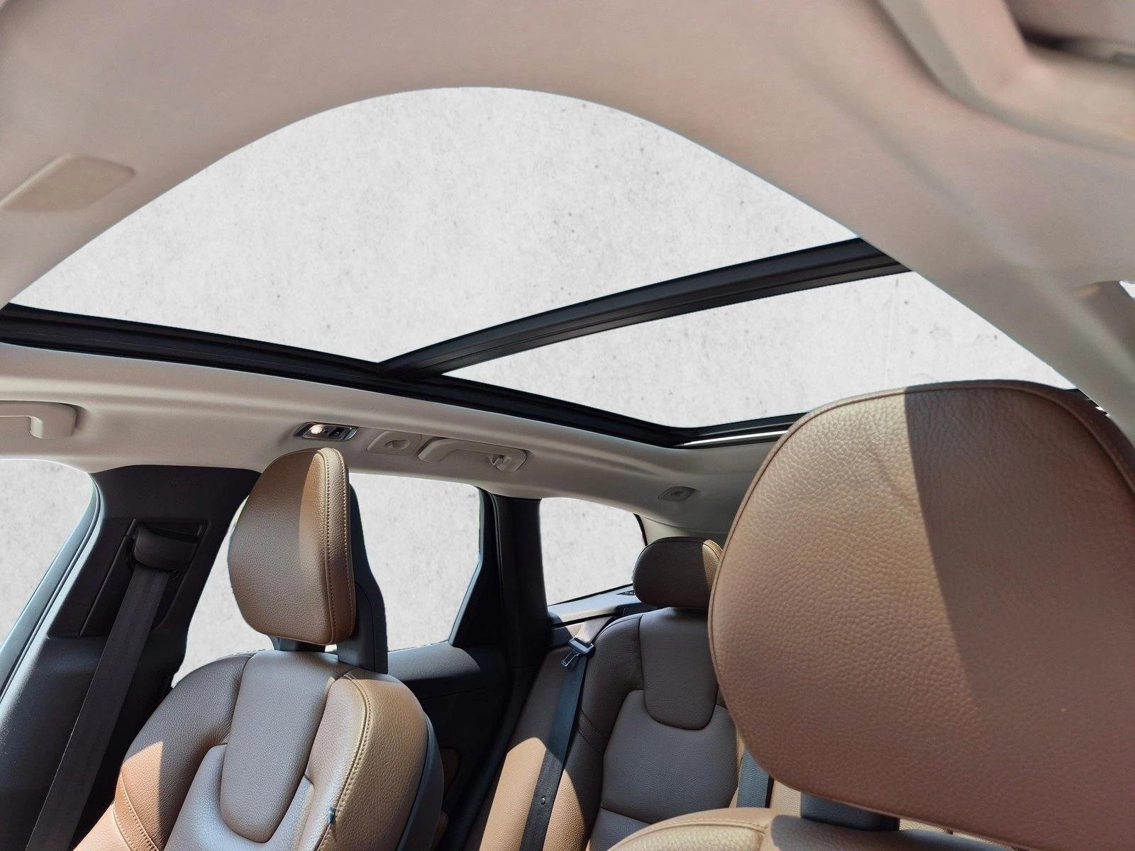 Used 2018 Crystal White Metallic Volvo Inscription image 16