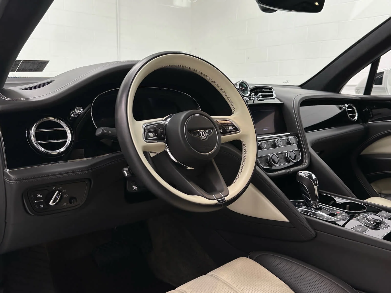 Used 2023 Glacier White Bentley V8 image 10