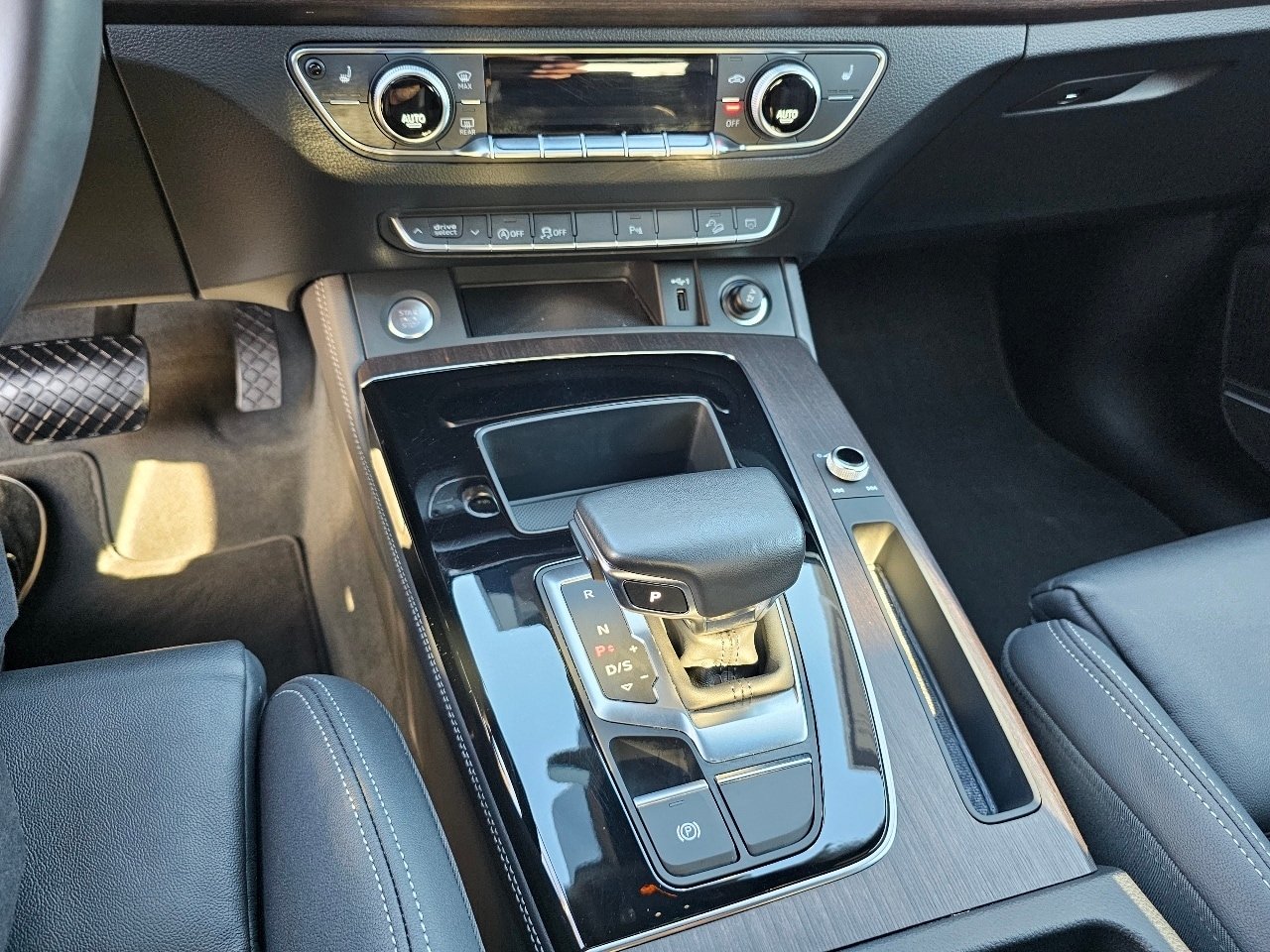 Used 2023 Daytona Gray Pearl Effect Audi 45 S Line Premium image 11