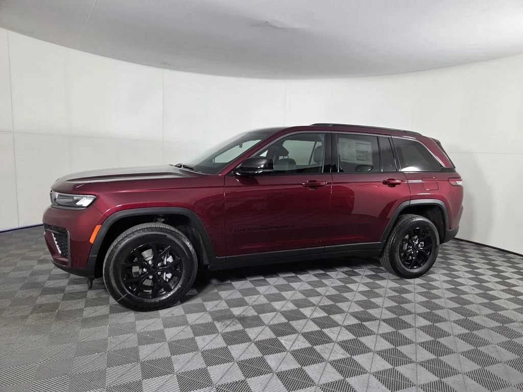 New 2026 Velvet Red Pearl-Coat Exterior Paint Jeep Laredo Altitude image 7