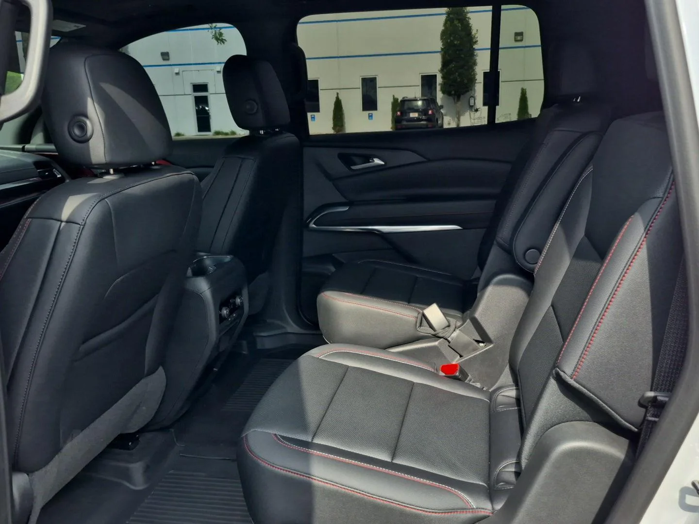 Used 2025 Iridescent Pearl Tricoat Chevrolet Z71 image 9